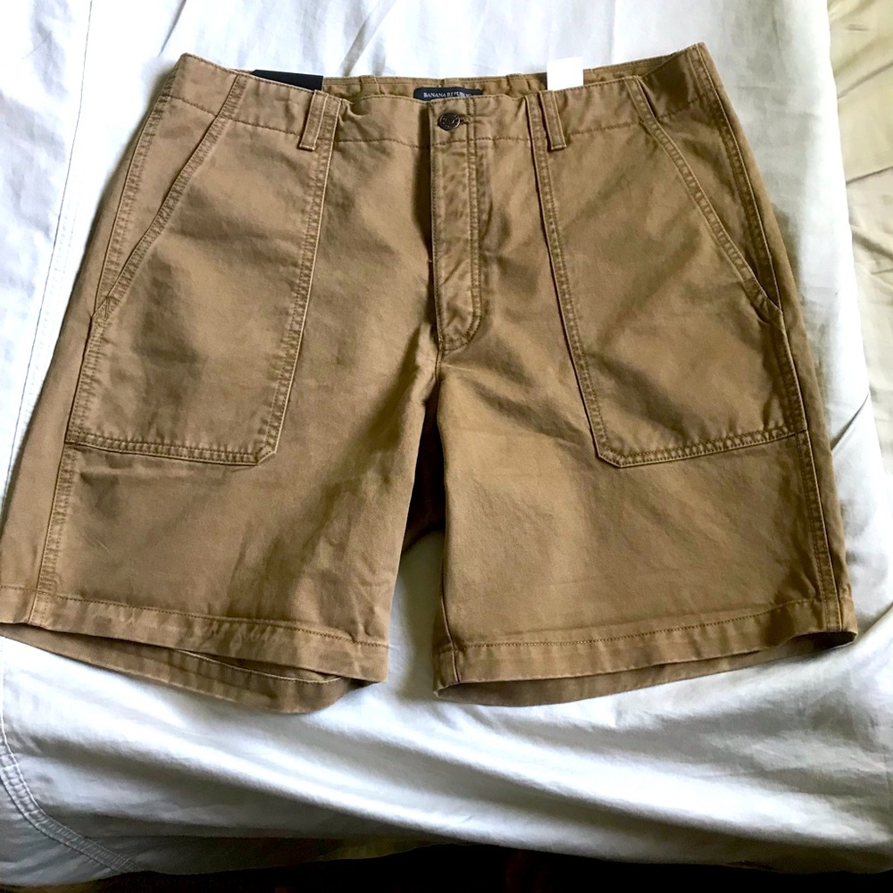 Mens NWT BR 8.5” utility shorts. Never worn.
